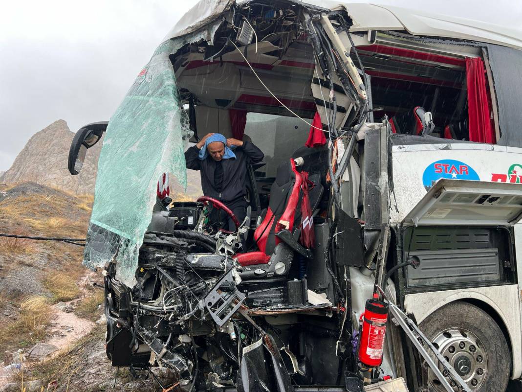 Tanker otobüsle çarpıştı! Ölü ve yaralılar var 3